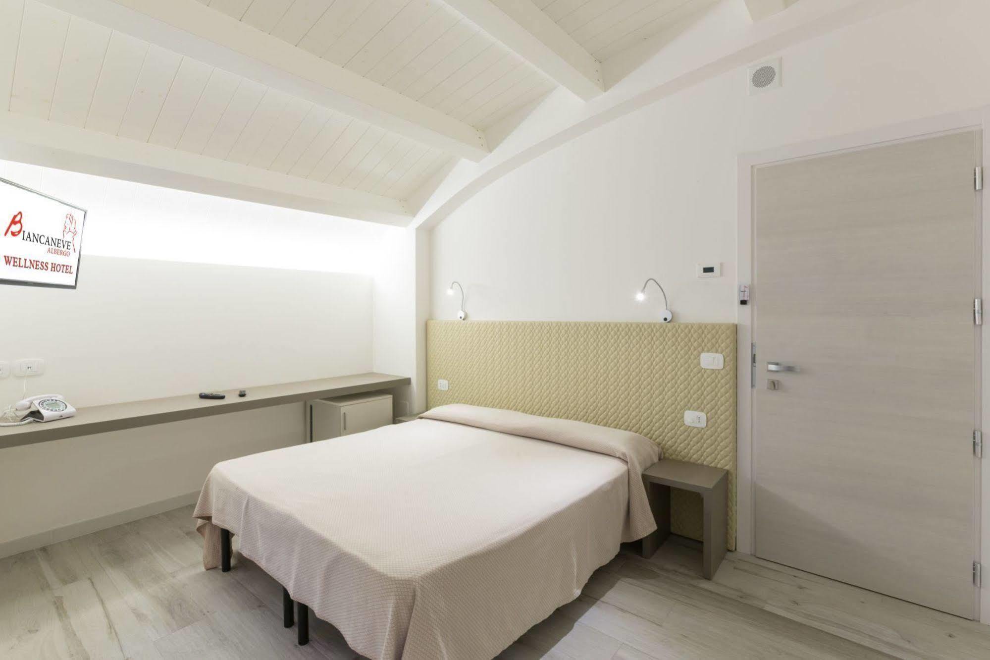 Hotel Biancaneve Wellness Marotta Buitenkant foto